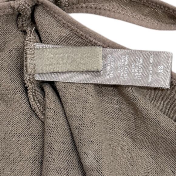 SKIMS Mesh Logo Tank Top In Desert - Picture 5 of 5